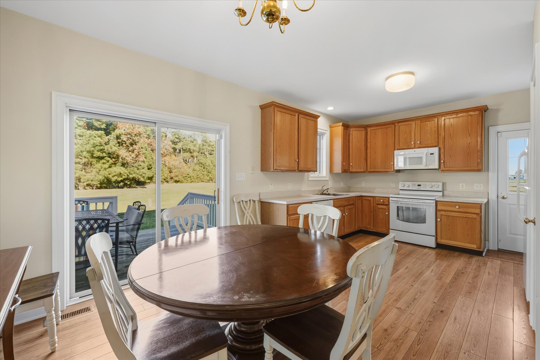 12-Eat-In Kitchen