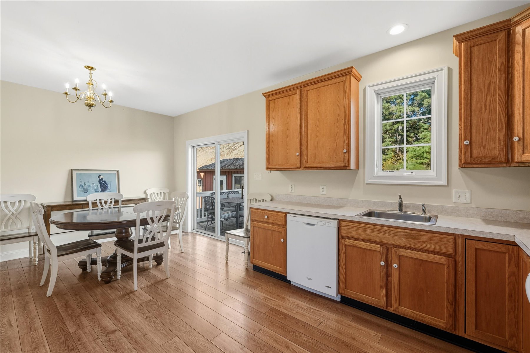 13-Eat-In Kitchen