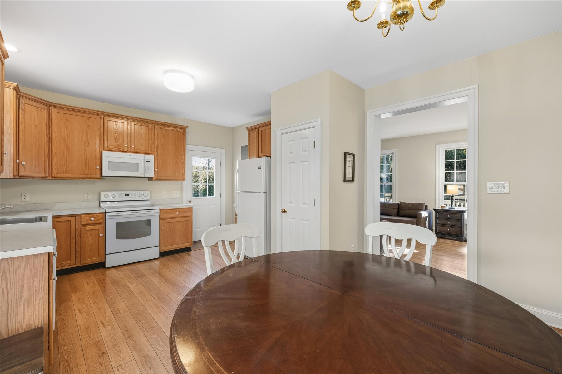 15-Eat-In Kitchen