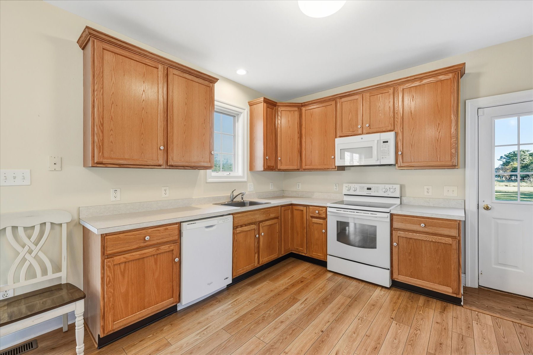 16-Eat-In Kitchen