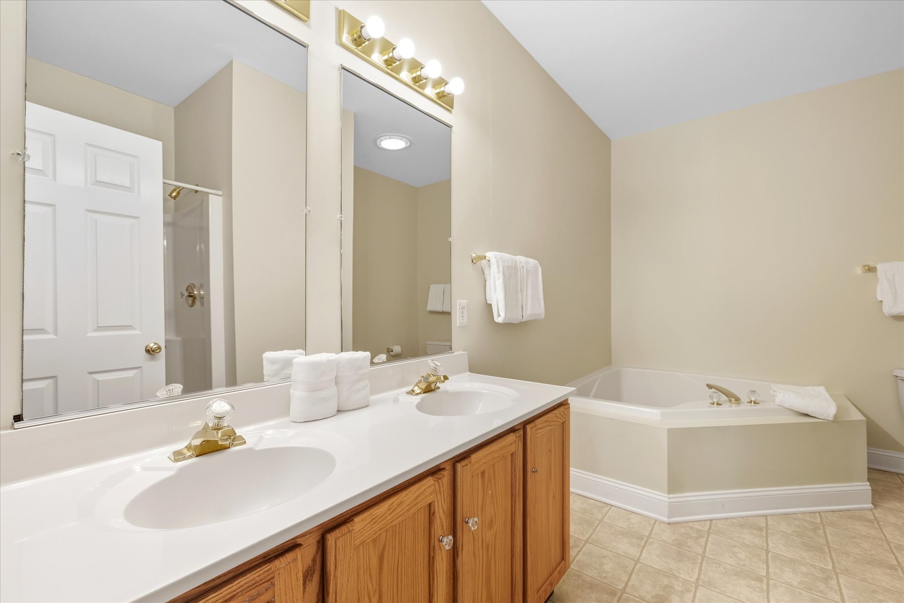 20-Main Level Primary Bedroom Ensuite