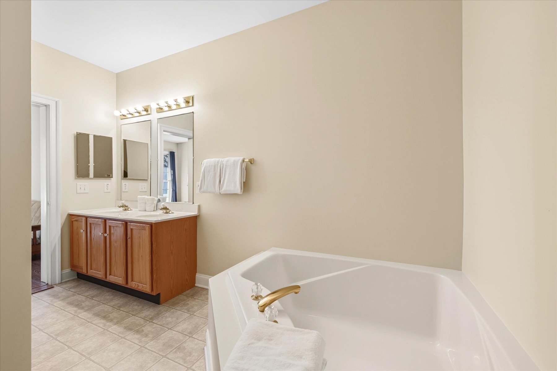 21-Main Level Primary Bedroom Ensuite